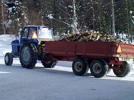 Leyland 384 ja Pehtoorit
Naapurille myytiin kuorma puita.
Avainsanat: leyland 384 pehtoorit