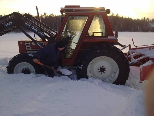 fiiu jäi hankeen jumiin
lapiolla kaivettiin niin lähti.
Avainsanat: fiatagri 70-90 isme 1400 esko