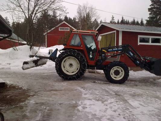 fiiu ja normet lana
Tietä piti vähä putsata.
Avainsanat: fiatagri 70-90 isme 1400 normet lana