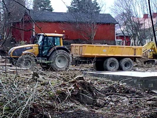 Valtra T151 ja stark
Maata ajamas työmaalta
Avainsanat: valtra t151 stark