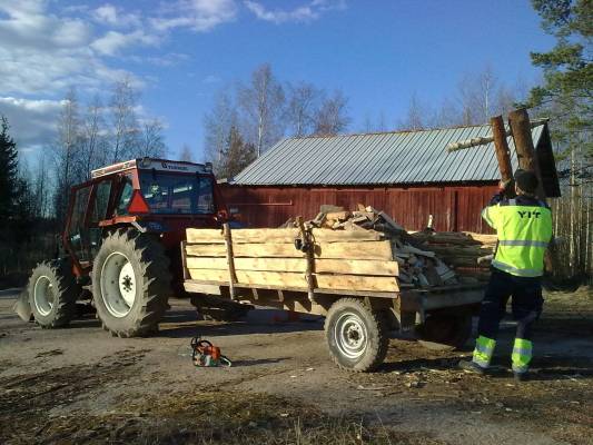 Viimiset puut naapurille
Puun ajoa
Avainsanat: puun ajoa fiatagri 70-90