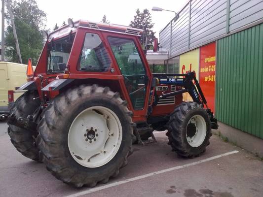 kaupassa
Välillä kaupassa ja samalla piipahdettiin sedällä kahveella
Avainsanat: fiatagri 70-90 isme 1400