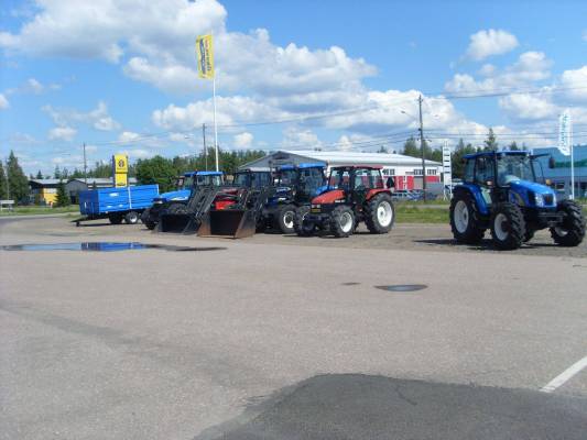 Kouvolan autokymin pihalta
Mikä ei kuulu joukkoon?
Avainsanat: new holland massey ferguson kouvola