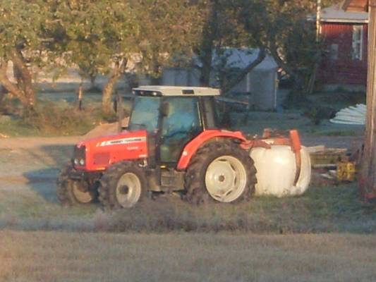 mf 5455 ja patu
naapuri ottamassa paalia 
Avainsanat: massey ferguson 5455 patu tukkikoura