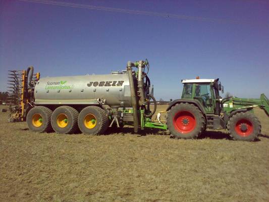 Keväinen toimisto
Fendt 818 ja Joskinin 20m3 vaunu 7,7 metrisellä multaajalla.
Avainsanat: Fendt Joskin