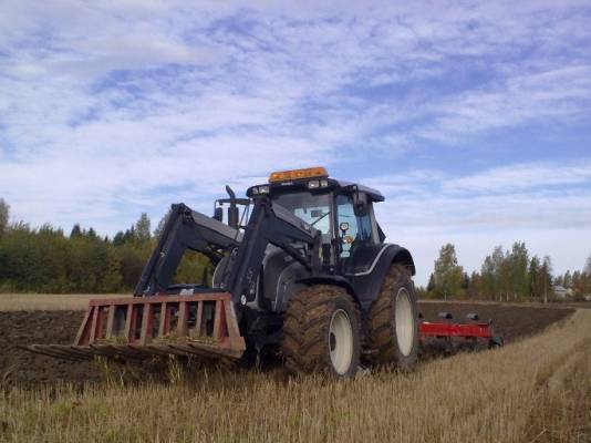 Valtra N141 & Kverneland AD
Kyntämässä
Avainsanat: valtra 141 kverneland