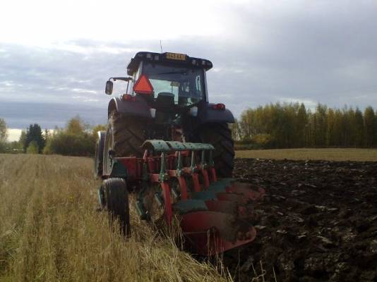 Valtra N141 & Kverneland AD
Kyntämässä
Avainsanat: valtra 141 kverneland