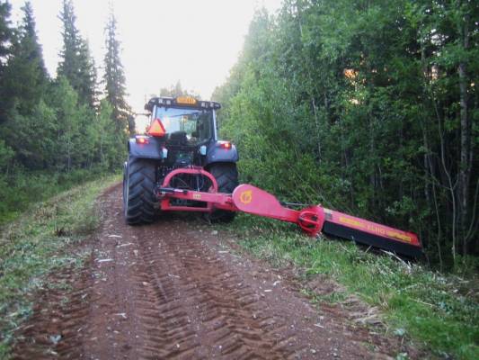 Valtra 141 & Elho
Tienvarren niittoa
Avainsanat: valtra n 141 elho