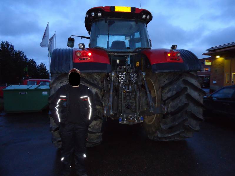 Leviät on rattaat..
Valtra S352 Kajaanin Valtran kartanolla.
Pakko oli käyvä ihastelemassa.
Avainsanat: valtra s 352