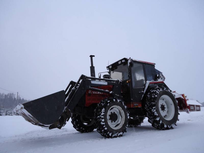 Valmet 655 & Ala-Talkkari 231
Auraamasta tulossa.
Avainsanat: Valmet 655 AT