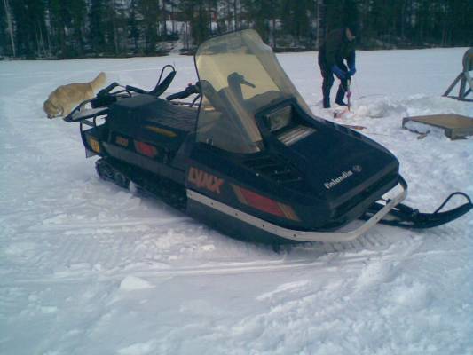 Lynx 5900 GLX
Lähti lynksistä toinen suksi irti.

Avainsanat: lynx 5900 glx suksi ratkesi ajaessa