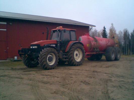 New holland m 160
siinä henkaboyn tilalta yksi seitsemästä traktorista ja 12 kuution livakka paskakärry
Avainsanat: newholland m160