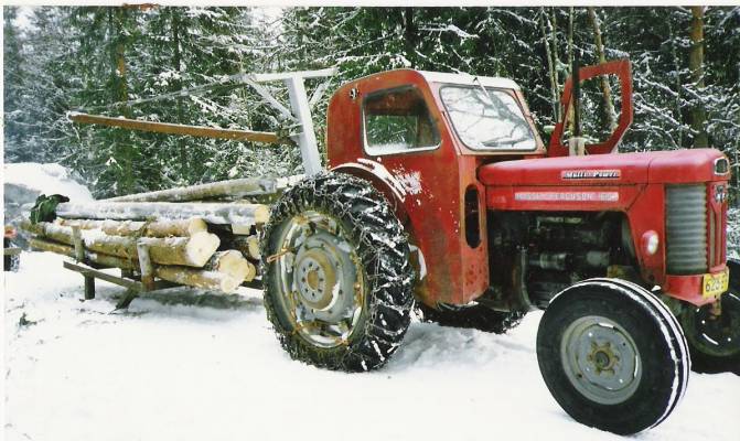 Massey Ferguson 65 Multi Power
Metsmaasika Horniolla metsätöissä.
Avainsanat: metsmaasika Massey Ferguson Massikka metsä multi power 65