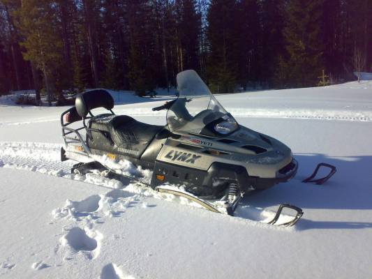 Lynx 59 Yeti 1000 cm3
Vaihettiin Lynx Cobra touring tällaiseen lynkeröön, ja hyvät kaupat tuli tehtyä :) vm. -05 ja 4-tahti kone.
Avainsanat: Lynx 59 Yeti 1000 cm3