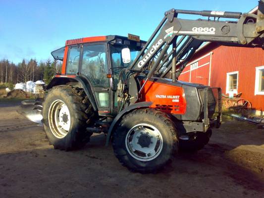 Valtra Valmet 6400
Valtra Valmet 6400 etukuormaimella
Avainsanat: Valtra Valmet 6400