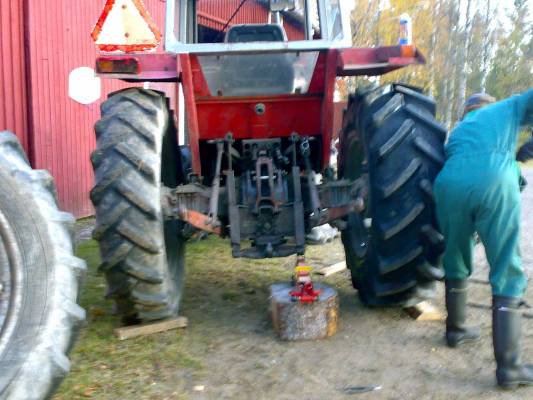 Massey Ferguson 265
leveempää ratasta alle
Avainsanat: massikka 265