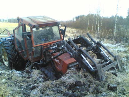 fiat 100-90
Kyllähän se hiivatti menee melkein missä vain, mutta taitaa se  raja tulee silläkin joskus vastaan. (olisi etukuormaajassa pitänyt olla kauha niin olisi tuostakin selvitty ilman apuvoimia)
Avainsanat: Fiat 100-90