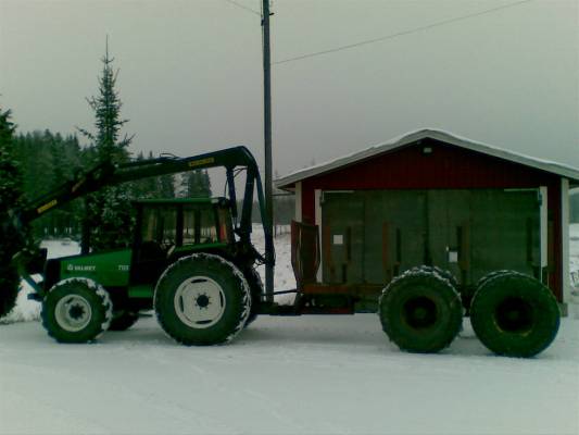 Valmet 705 puunajo varustuksella.
