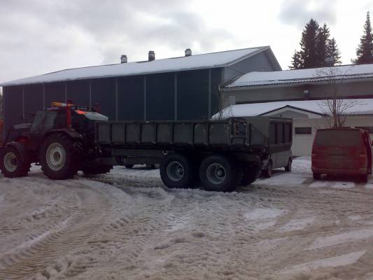 Valtra ja maakärri
Kokeilua että kaikki pelaa ennen hiekkapuhallusta ja maalausta... kaverin tekemä kärri joka tulee myyntiin... Hyd.aisa jousitus, hyd. telinsiirto (kuvassa on edessä liikkuu taakse päin noin 50cm) renkaat 750/22,5 
