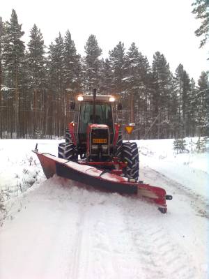 Massey Ferguson 3125
Lepistöntiellä auraamas
Avainsanat: Massikka Vikmet Hokke Aurausta