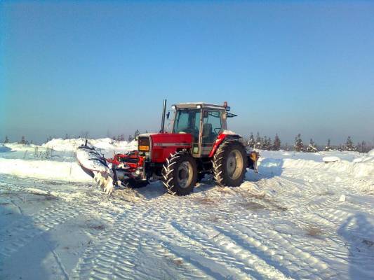 MF 3125
Avainsanat: MF Massikka Massey Ferguson 3125 Vikmet Hokke Vesme Aurausta Kylymä!!