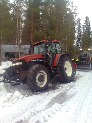 New Holland M160
Piti käydä nyppääs Nyysky poies ojasta.
Avainsanat: New Holland M160