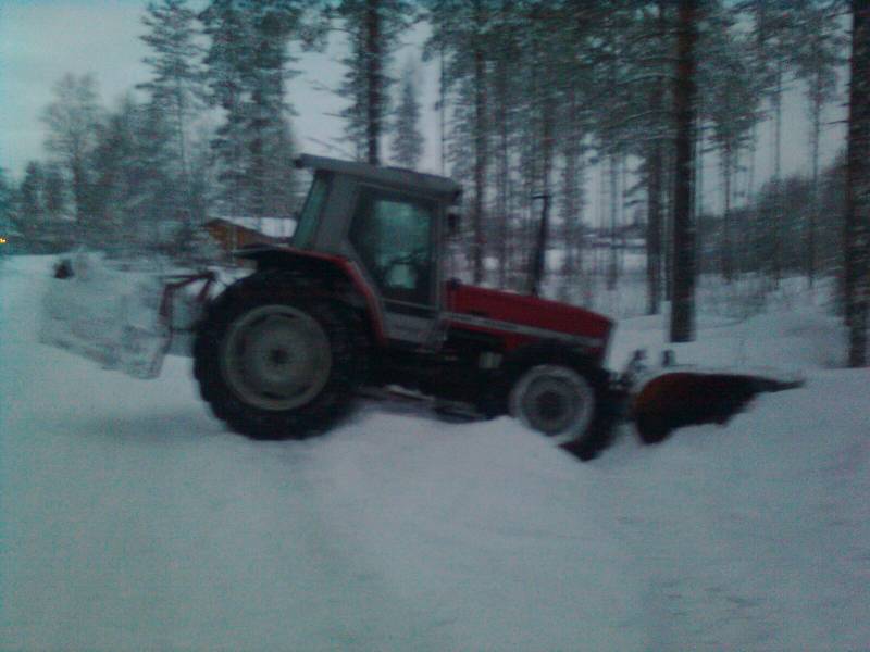 MF 3125
Oli pikkuusen liukasta ja lähti komiasti lapasesta...
Avainsanat: Massey Ferguson 3125