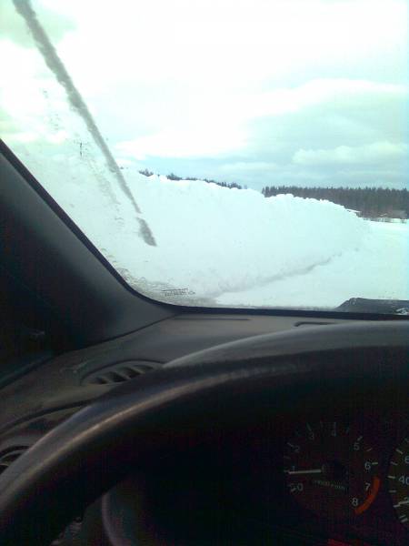 Penkkaa
Oli vähän lopputalvesta hankala saada lunta penkan yli... :D
