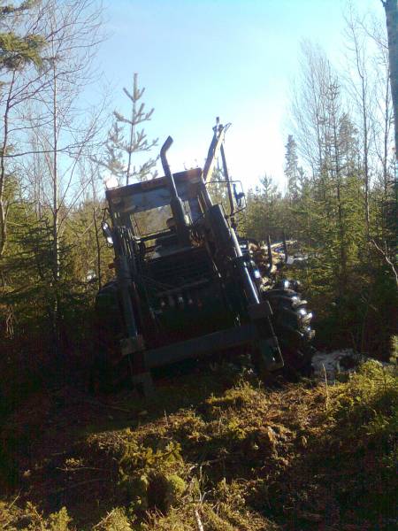 Valmet 815
Lumisilta ei enää kestäny ja se istu siihen.
Avainsanat: Valmet 815