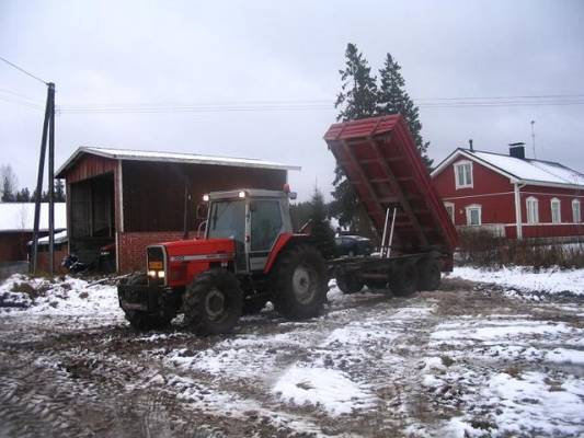 Massey Ferguson 3125
Massikka ja veli venäläisen aikaansaannoksesta jalostettu kärry.
Avainsanat: Massey Ferguson 3125 Tempo