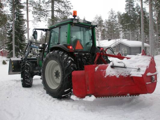 Valtra a-65 ja TR-linko
Kyllä lähtee lumi ja polanne ihan kiitettävästi tuolla lingolla.
Tuolla vielä pari videota: http://www.youtube.com/user/ValtraRevolution
Avainsanat: valtra a65 isme tr linko