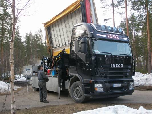 Iveco 450
Ismen poijjat kävi tuomassa/asentamassa kuormaajan valtraan.
Avainsanat: iveco isme