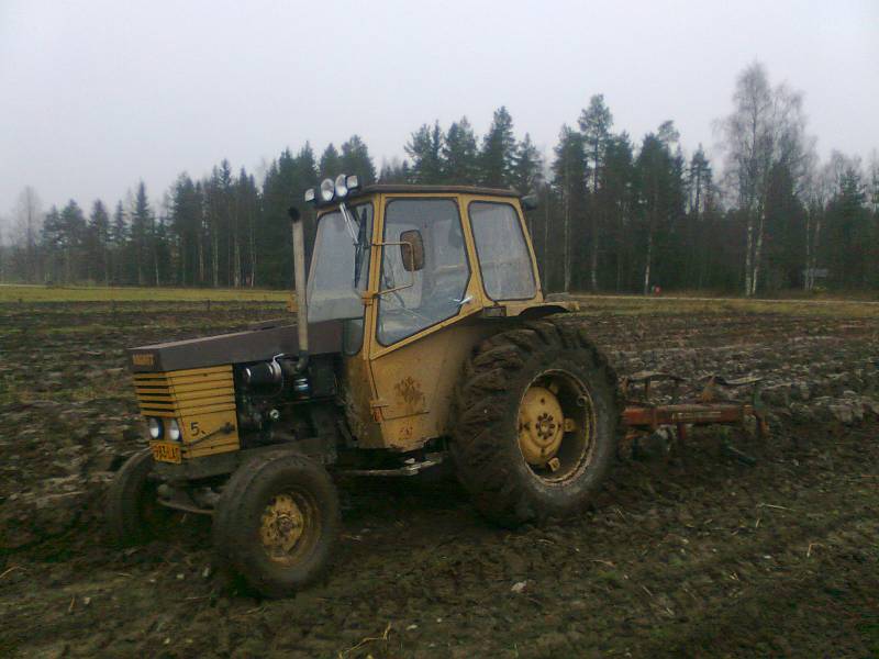Valmet 502 turbo & kvernelandit
Turbovalmetilla kyntöä, liukasta tahtoo olla näin sateiden jälkeen vaan tulihan nuo kynnettyä. Nykyjään 1.5 kiloa ahtoja...
Avainsanat: valmet 502 turbo kverneland