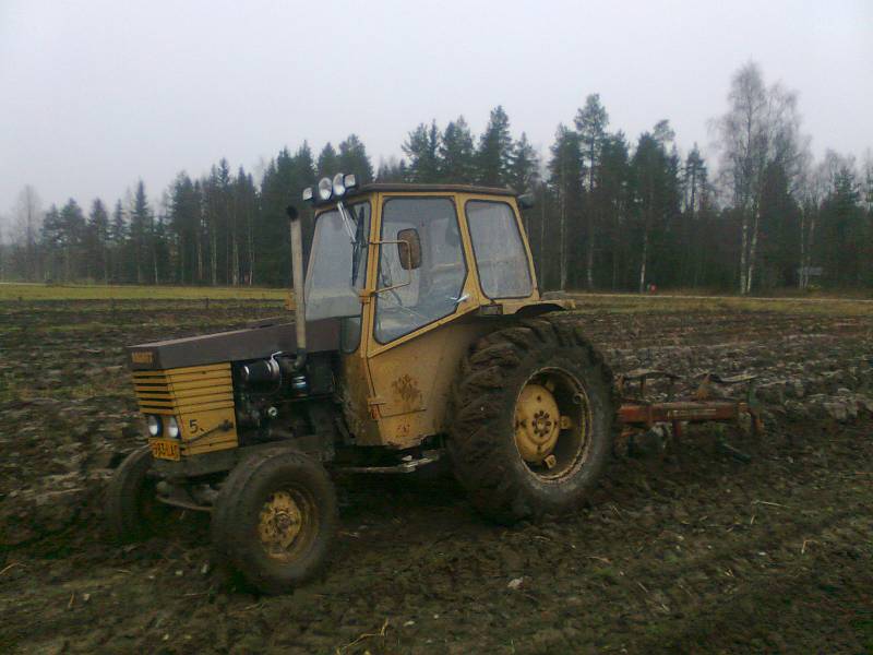 Valmet 502 turbo & kvernelandit
Turbovalmetilla kyntöä, liukasta tahtoo olla näin sateiden jälkeen vaan tulihan nuo kynnettyä. Nykyjään 1.5 kiloa ahtoja...
Avainsanat: valmet 502 turbo kverneland