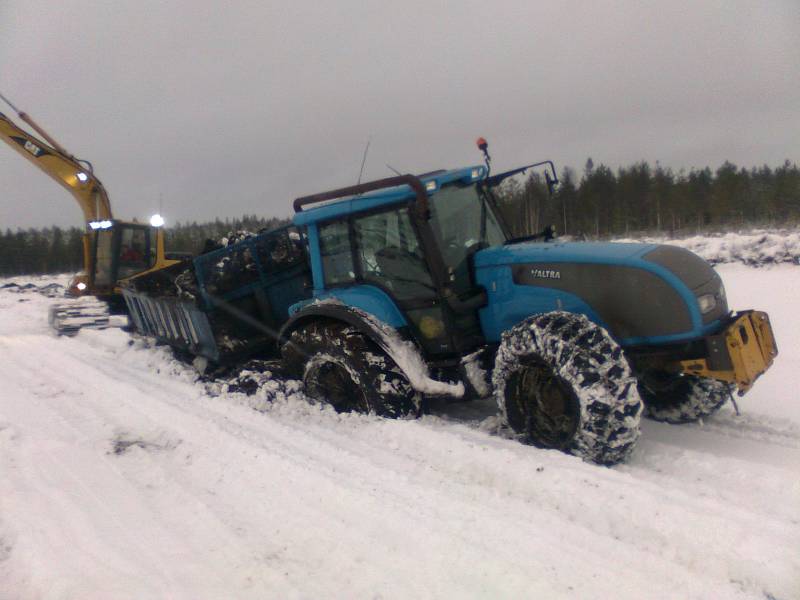 Matalakenttäojitusta. T170 ja pätkä Sisua menossa maan sisään.
Pari viimestä sarkaa ei oikeen kestäny ajaa.
Avainsanat: valtra t170 sisu kiinni