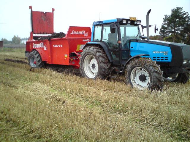 valtra 8050 ja jeantil
Siihen jäi !!
