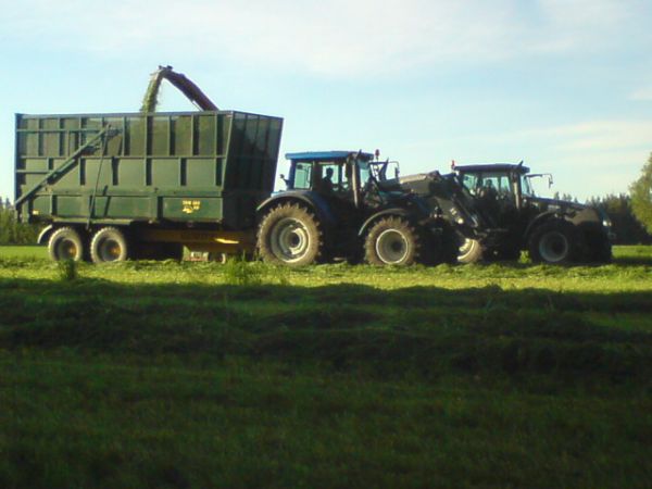 Rehunajoa
Valtra T191a ja jf 1355 + Valtra N142v ja Multiva  
