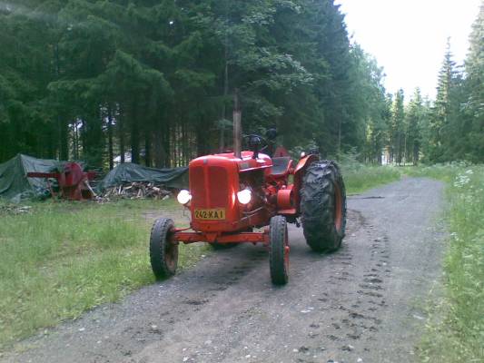 nuhvi
kolmosnuhvi. pitäjän kovin vetokone!
Avainsanat: nuhvi.net vakiona 37 hv 140 nm