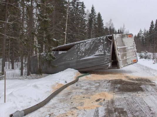 vauhtia ja vaarallisia tilanteita.
oli joku ajellu navigaattorin mukaan ja tietysti isommat mäet lölytäny. nosto kesti 11tuntia.
Avainsanat: scania 500 v8