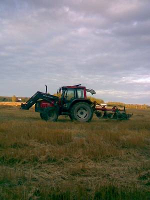 valtra valmet 6400 ja kverneland
kyntämäs
