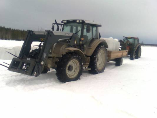 Valtra N101 ja velsa 5 ja valmet 6400 sisu
paalien ajos
