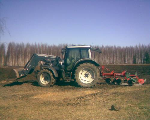 Valtra N101 ja kvernelantit
