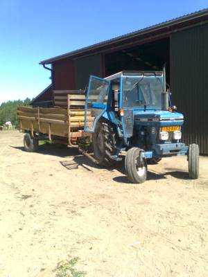 Ford 4610 ja esko valmiina heinien hakkuun
joha sitä piti käyvä ottammaa tuoretta heinää ko on osto virtaset niin huonoja
