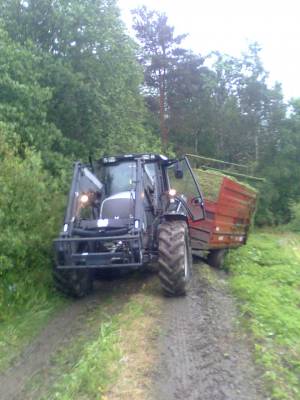 Valtra N101 ja tuhti m85
ajettiin kaato satteessa pikkuserkun kaa virtasta ja ol savi mua ni kiersin kyl mehän kautta jottei kärrii ois männy tuoho kivipenkale mut tuhti läks luisuu ja jäi tuoho keikku vähä aikoo mut ei iha kuatunu
