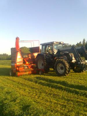 Valtra N101 ja jf850 ja velsa 85
Hajos jo silppuri
