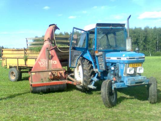 Ford 4610 tehovarsta1200 ja esko
Syöttö heiniä hakemassa
Avainsanat: ford 4610 varsta esko