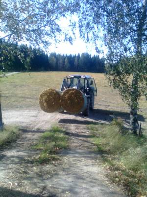 Valtra N101
paalien ajussa
