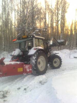 Valtra N101 ja Esko 225
Aamusella linkous retkellä. Oli vähä huono lingota ko linko on kappiimpi ko mitä traktor ja 4610 foortii ei kehant laittoo linkoo
Avainsanat: valtra n101 esko 225