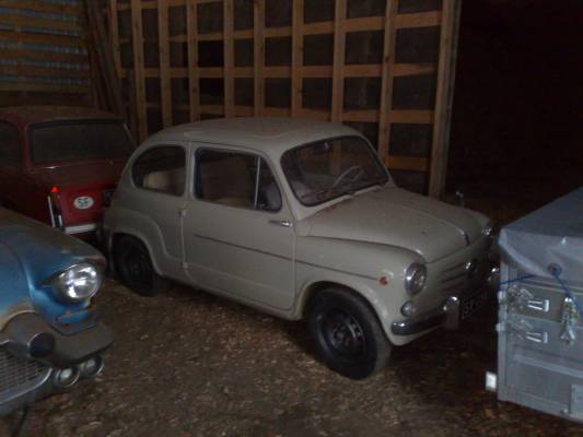 Fiat 600 -64
Alkuperäinen italian fiiu, mittarissa 105000 km, kaikki on alkuperäisessä kunnossa, pl renkaat, jotka on vaihdettu vyörenkaisiin. Alkuperäiset renkaat myös tallessa.
Avainsanat: fiat 600