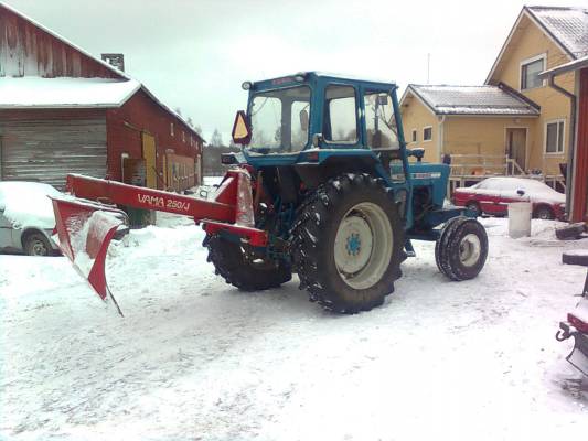 ford 5000 ja vama 250/j
auraamasta tultu,voimaa ois mutta ko ei oikein oo pitua ,kettingit pitää laittaa.
